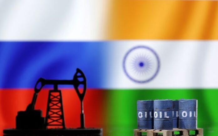 Model dongkrak pompa minyak dan tong minyak terlihat di depan bendera Rusia dan India dalam ilustrasi yang diambil, 9 Desember 2022. Ilustrasi: Reuters/Dado Ruvic.