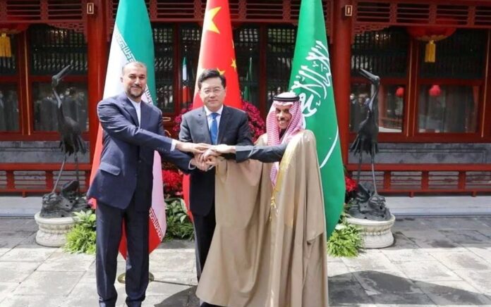 Menteri Luar Negeri Iran Hossein Amir-Abdollahian dan Menteri Luar Negeri Arab Saudi Pangeran Faisal bin Farhan Al Saud dan Menteri Luar Negeri China Qin Gang berjabat tangan selama pertemuan di Beijing, China, 6 April 2023. Foto: Kementerian Luar Negeri Iran/WANA/Reuters.