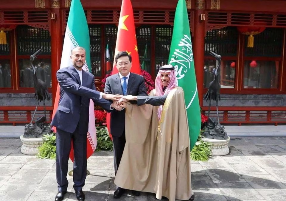 Menteri Luar Negeri Iran Hossein Amir-Abdollahian dan Menteri Luar Negeri Arab Saudi Pangeran Faisal bin Farhan Al Saud dan Menteri Luar Negeri China Qin Gang berjabat tangan selama pertemuan di Beijing, China, 6 April 2023. Foto: Kementerian Luar Negeri Iran/WANA/Reuters.