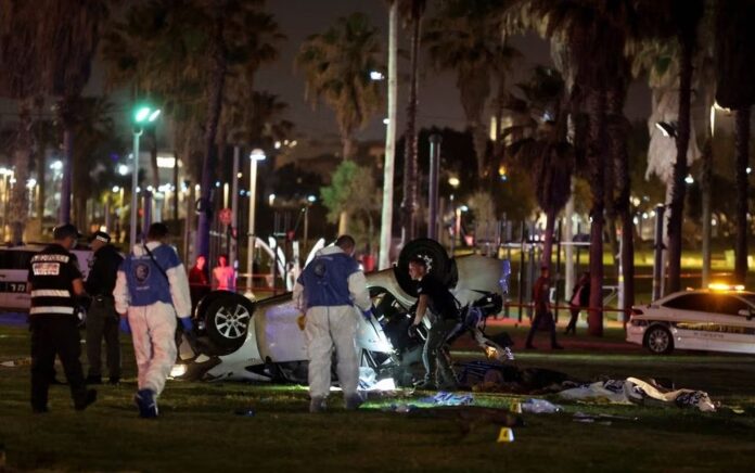 Pejabat Israel bekerja di lokasi serangan penembakan di Tel Aviv, Israel 7 April 2023. Foto: Reuters/Nir Elias.