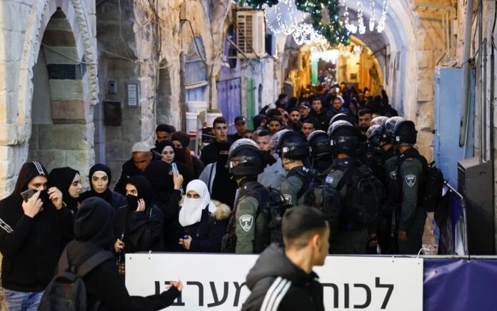 Polisi perbatasan Israel mengambil posisi di dekat kompleks Al-Aqsa yang juga dikenal orang Yahudi sebagai Temple Mount, sementara ketegangan meningkat selama bentrokan dengan warga Palestina di Kota Tua Yerusalem, 5 April 2023. Foto: Reuters/Ammar Awad.