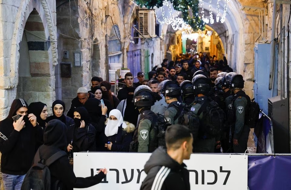 Polisi perbatasan Israel mengambil posisi di dekat kompleks Al-Aqsa yang juga dikenal orang Yahudi sebagai Temple Mount, sementara ketegangan meningkat selama bentrokan dengan warga Palestina di Kota Tua Yerusalem, 5 April 2023. Foto: Reuters/Ammar Awad.