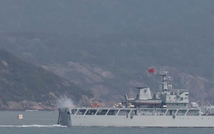 Sebuah kapal perang Tiongkok menembak ke arah pantai selama latihan militer di dekat Fuzhou, Provinsi Fujian, dekat Kepulauan Matsu yang dikuasai Taiwan yang dekat dengan pantai Tiongkok, Tiongkok, 8 April 2023. Foto: Reuters/Thomas Peter.