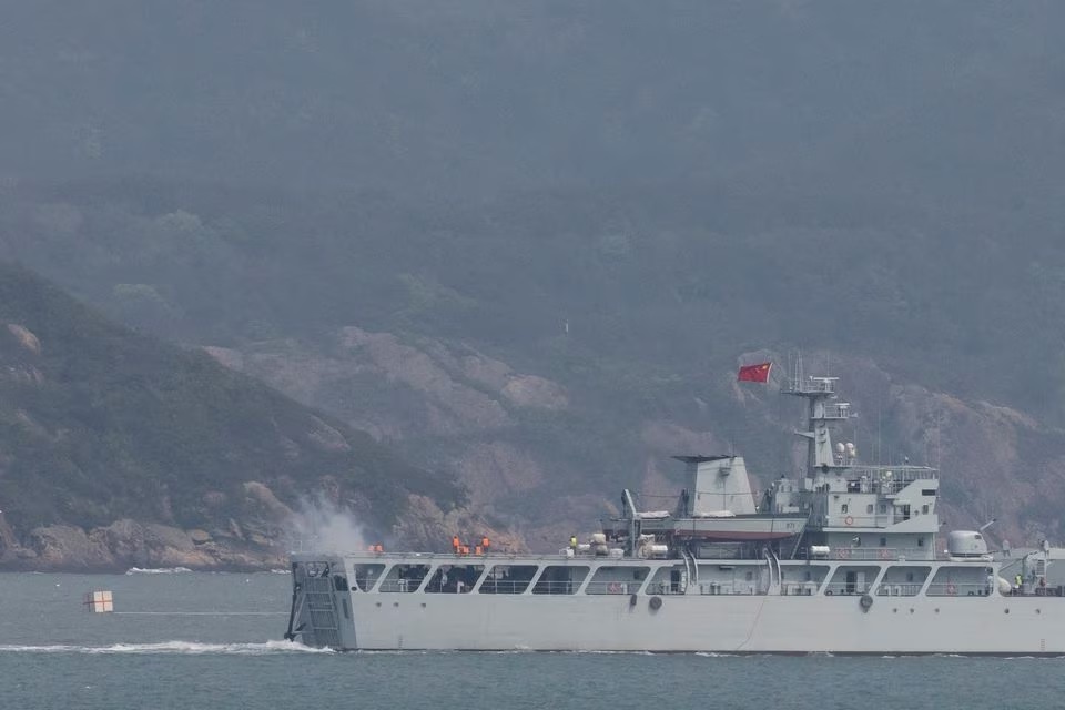 Sebuah kapal perang Tiongkok menembak ke arah pantai selama latihan militer di dekat Fuzhou, Provinsi Fujian, dekat Kepulauan Matsu yang dikuasai Taiwan yang dekat dengan pantai Tiongkok, Tiongkok, 8 April 2023. Foto: Reuters/Thomas Peter.