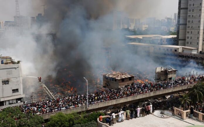 Petugas pemadam kebakaran berusaha memadamkan api yang berkobar di pasar pakaian di Dhaka, Bangladesh, 4 April 2023. Foto: Reuters/Mohammad Ponir Hossain.