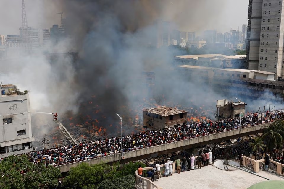 Petugas pemadam kebakaran berusaha memadamkan api yang berkobar di pasar pakaian di Dhaka, Bangladesh, 4 April 2023. Foto: Reuters/Mohammad Ponir Hossain.