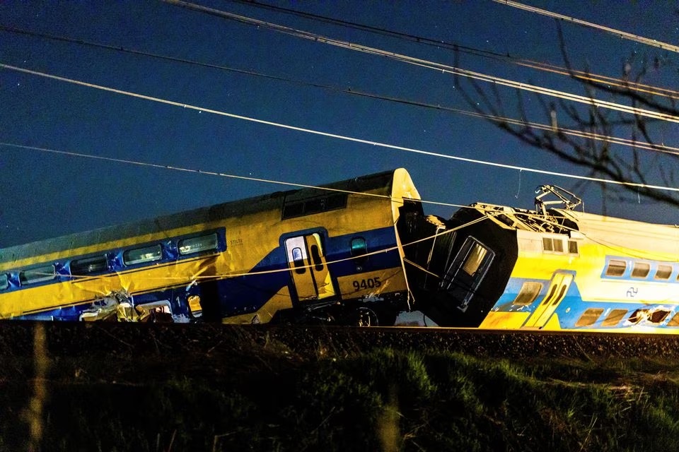 Pandangan umum menunjukkan akibat tergelincirnya kereta penumpang setelah menabrak peralatan konstruksi di jalurnya, di Voorschoten, Belanda 4 April 2023 dalam gambar ini diperoleh dari media sosial. Kyrlian De Bot/Reuters.