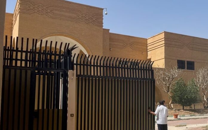 Orang-orang berdiri di luar kedutaan Iran di Riyadh, Arab Saudi, 12 April 2023. Foto: Reuters/Aziz El Yaakoubi.