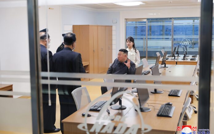 Kim Jong Un dan Putrinya inspeksi NADA. Foto: KCNA.