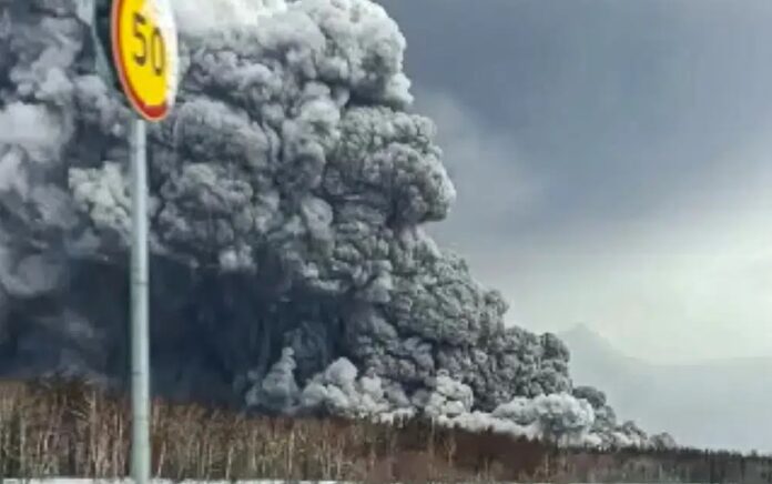 Asap dan abu terlihat selama letusan gunung berapi Shiveluch di Semenanjung Kamchatka di Rusia, Selasa, 11 April 2023. Shiveluch, salah satu gunung berapi paling aktif di Rusia, meletus Selasa, memuntahkan awan abu setinggi 20 kilometer ke langit dan menutupi area yang luas. dengan abu. Foto: Alexander Ledyayev melalui AP.