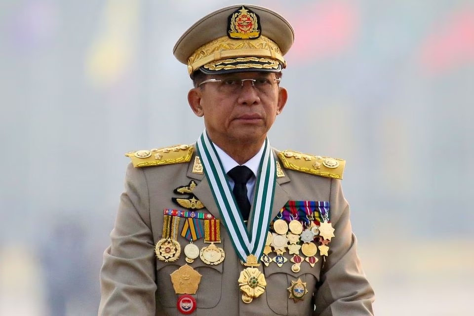 Kepala junta Myanmar Jenderal Senior Min Aung Hlaing, yang menggulingkan pemerintah terpilih melalui kudeta, memimpin parade tentara pada Hari Angkatan Bersenjata di Naypyitaw, Myanmar, 27 Maret 2021. Foto: Reuters/Stringer/File Foto.