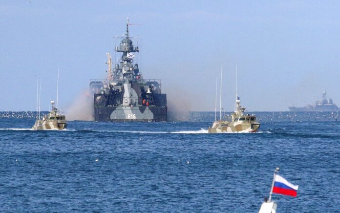 Kapal Angkatan Laut Rusia di dekat pelabuhan Laut Hitam Sevastopol, Krimea. Foto: Alexey Pavlishak/Reuters.