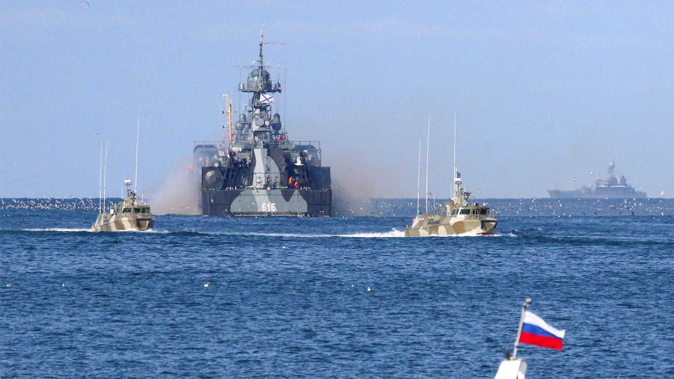 Kapal Angkatan Laut Rusia di dekat pelabuhan Laut Hitam Sevastopol, Krimea. Foto: Alexey Pavlishak/Reuters.