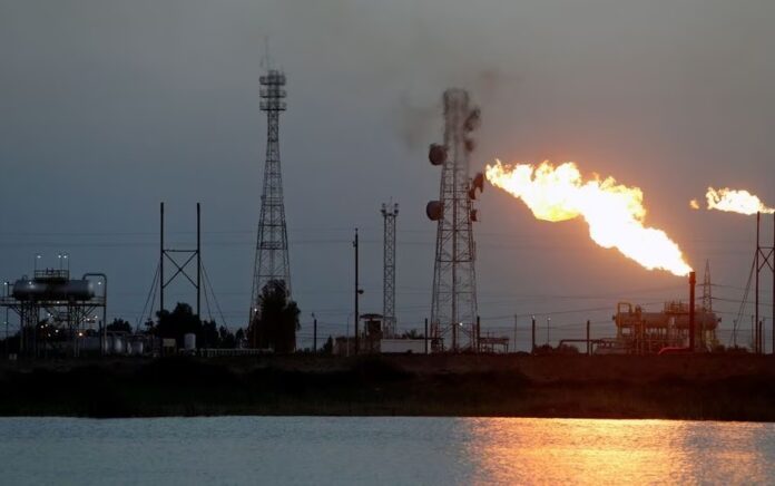 Api muncul dari tumpukan suar di ladang minyak Nahr Bin Umar, utara Basra, Irak 9 Maret 2020. Foto: Reuters/Essam Al-Sudani/File Foto.