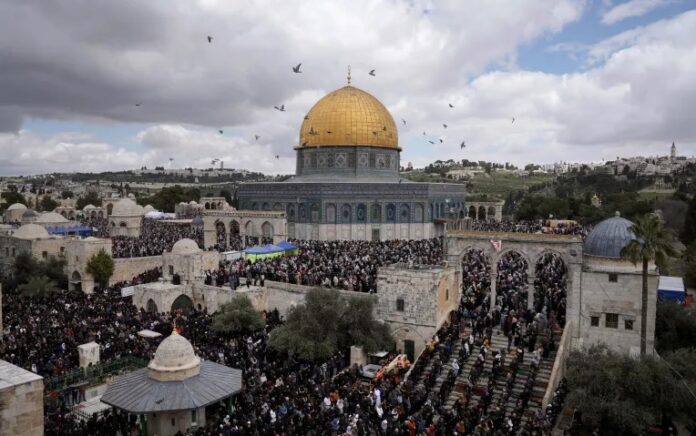 Jamaah melaksanakan salat Jumat di kompleks Masjid Al-Aqsa di Kota Tua Yerusalem selama bulan suci Ramadhan. Foto: Mahmoud Illean/AP Photo.