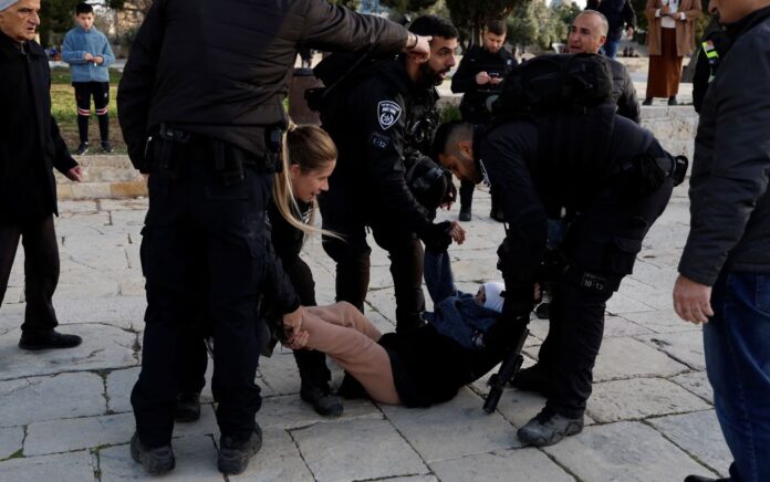 Polisi perbatasan Israel menahan seorang wanita di kompleks Al-Aqsa, yang juga dikenal orang Yahudi sebagai Temple Mount, sementara ketegangan muncul saat bentrokan dengan warga Palestina di Kota Tua Yerusalem, 5 April 2023. Foto: Reuters/Ammar Awad.