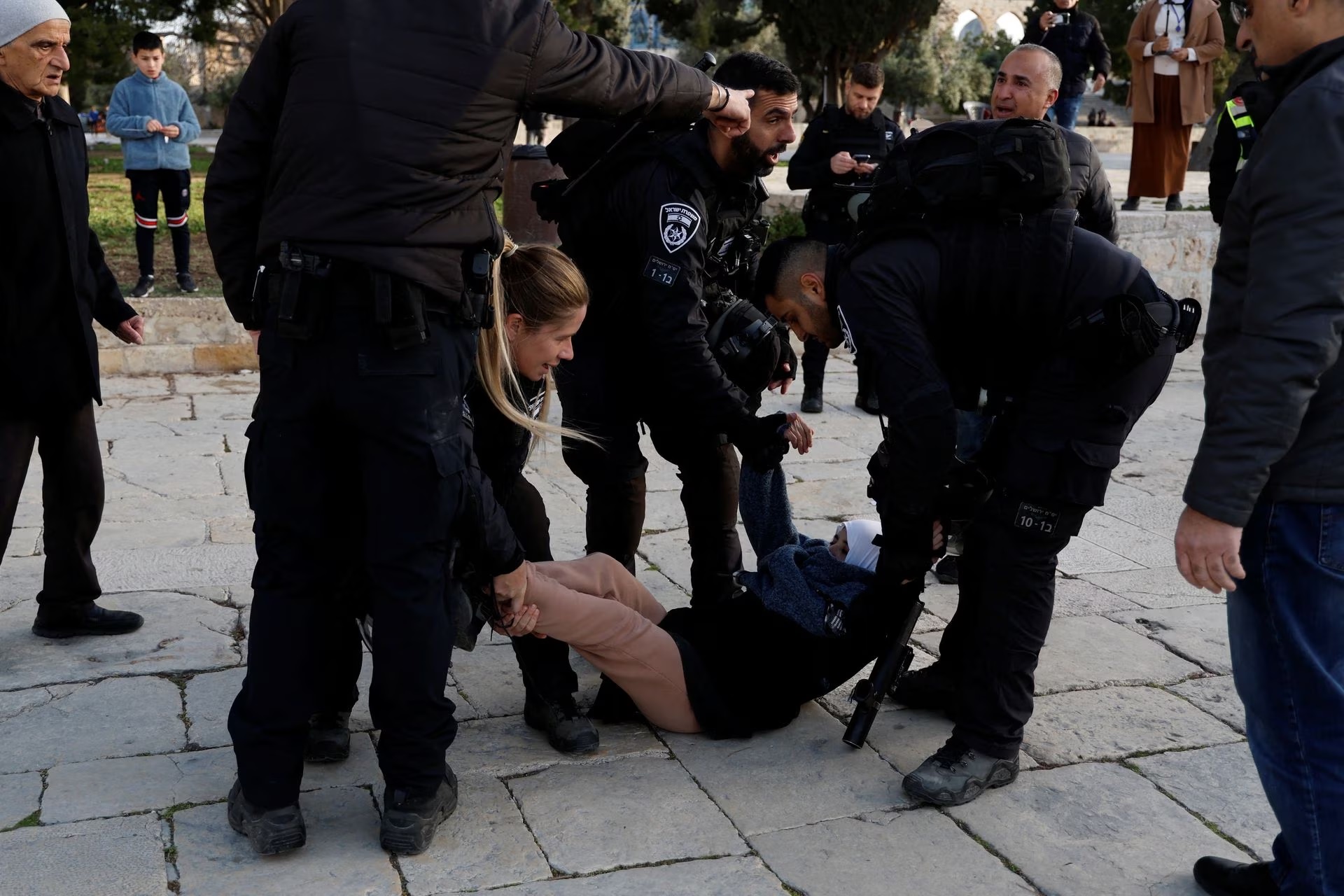 Polisi perbatasan Israel menahan seorang wanita di kompleks Al-Aqsa, yang juga dikenal orang Yahudi sebagai Temple Mount, sementara ketegangan muncul saat bentrokan dengan warga Palestina di Kota Tua Yerusalem, 5 April 2023. Foto: Reuters/Ammar Awad.