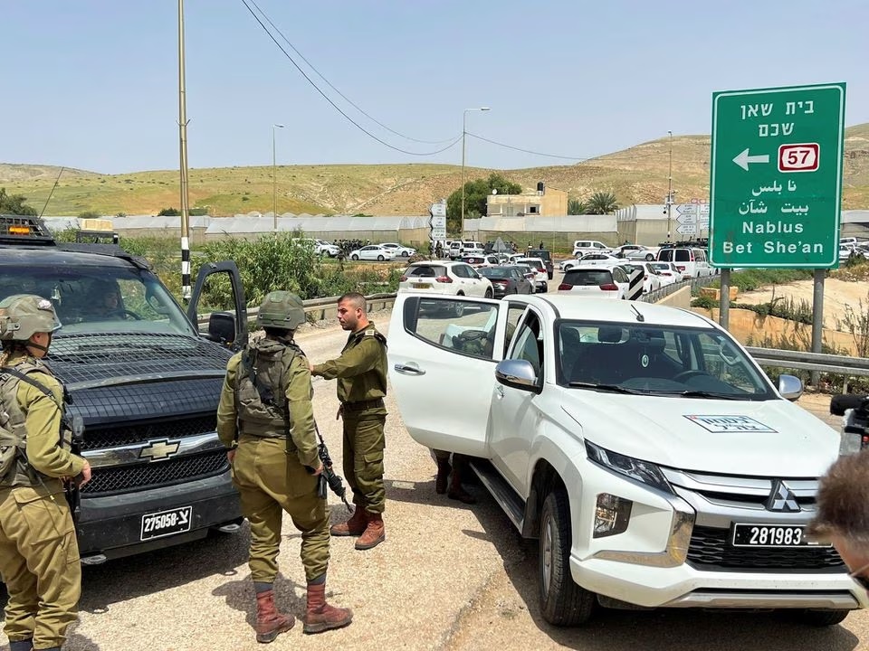 Pasukan Israel berjaga di lokasi serangan penembakan, di Lembah Yordan di Tepi Barat yang diduduki Israel 7 April 2023. Foto: Reuters/Rami Amichay.
