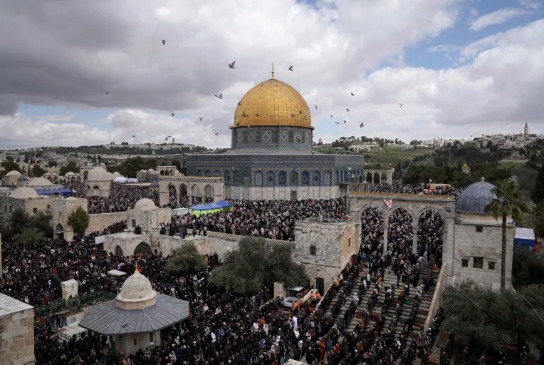 Jamaah melaksanakan salat Jumat di kompleks Masjid Al-Aqsa di Kota Tua Yerusalem selama bulan suci Ramadhan. Foto: Mahmoud Illean/AP Photo.