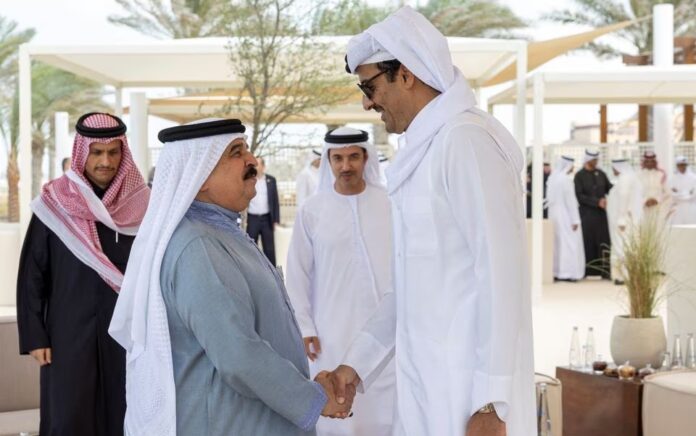 Raja Bahrain Hamad bin Isa Al Khalifa menyapa Emir Qatar Sheikh Tamim bin Hamad Al Thani di St Regis Saadiyat, Abu Dhabi, Uni Emirat Arab 18 Januari 2023. Foto: Ryan Carter/UEA Presidential Court/HO/Reuters.
