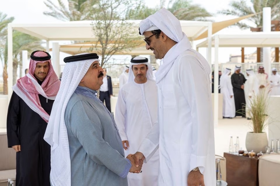 Raja Bahrain Hamad bin Isa Al Khalifa menyapa Emir Qatar Sheikh Tamim bin Hamad Al Thani di St Regis Saadiyat, Abu Dhabi, Uni Emirat Arab 18 Januari 2023. Foto: Ryan Carter/UEA Presidential Court/HO/Reuters.