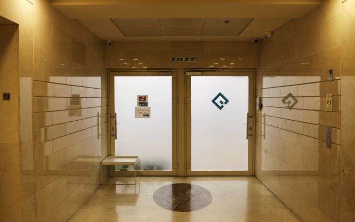 Pintu masuk kantor yang terdaftar sebagai milik Quadream terlihat di gedung bertingkat di Ramat Gan, Israel, 25 Januari 2022. Foto: Reuters/Nir Elias.