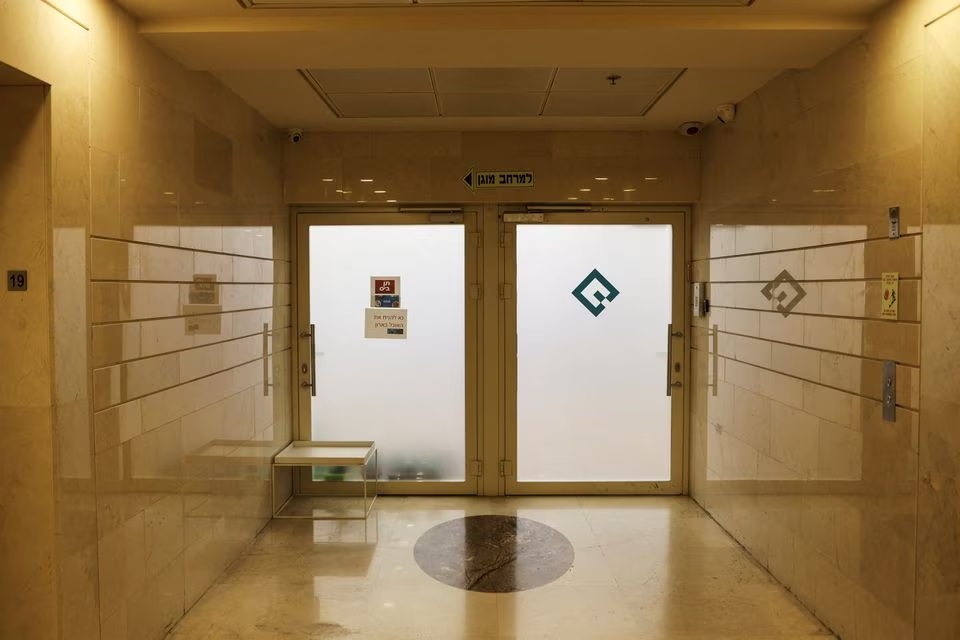 Pintu masuk kantor yang terdaftar sebagai milik Quadream terlihat di gedung bertingkat di Ramat Gan, Israel, 25 Januari 2022. Foto: Reuters/Nir Elias.