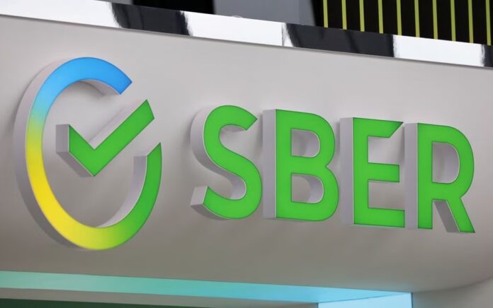 Tampilan logo Sber (Sberbank) di St. Petersburg International Economic Forum (SPIEF) di Saint Petersburg, Rusia 15 Juni 2022. Foto: Reuters/Anton Vaganov/File Foto.