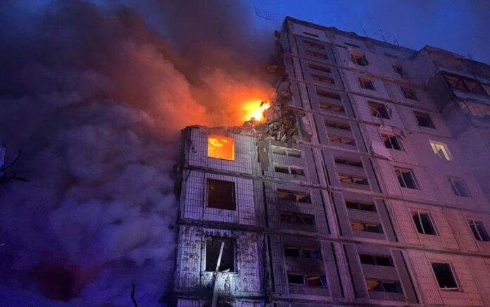 Pemandangan menunjukkan bangunan tempat tinggal yang rusak berat terkena rudal Rusia, di tengah serangan Rusia di Ukraina, di Uman, wilayah Cherkasy, Ukraina 28 April 2023. Foto: Layanan pers Kementerian Dalam Negeri Ukraina/HO/Reuters.