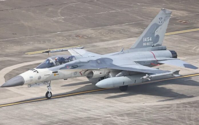 F-CK-1 Ching-kuo Indigenous Defense Fighter (IDF) Taiwan terlihat di pangkalan Angkatan Udara di Tainan, Taiwan pada tahun 2021. Taiwan mengirim pesawat tempur untuk memperingatkan pesawat China pada hari Jumat. Foto: Ann Wang/Reuters.