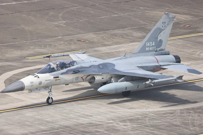 F-CK-1 Ching-kuo Indigenous Defense Fighter (IDF) Taiwan terlihat di pangkalan Angkatan Udara di Tainan, Taiwan pada tahun 2021. Taiwan mengirim pesawat tempur untuk memperingatkan pesawat China pada hari Jumat. Foto: Ann Wang/Reuters.