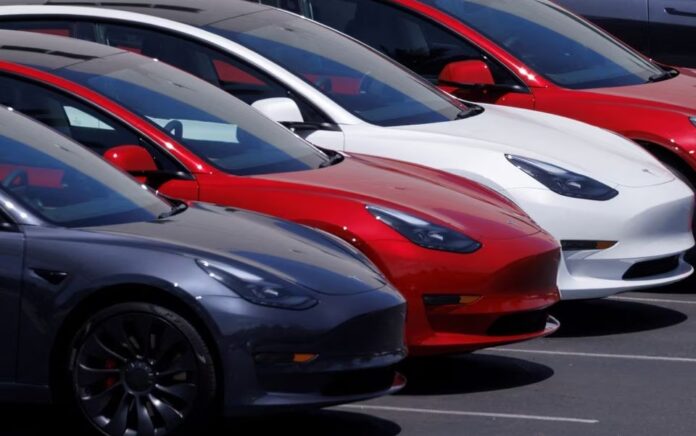 Kendaraan Tesla ditampilkan di pusat penjualan dan servis di Vista, California, AS, 3 Juni 2022. Foto: Reuters/Mike Blake.