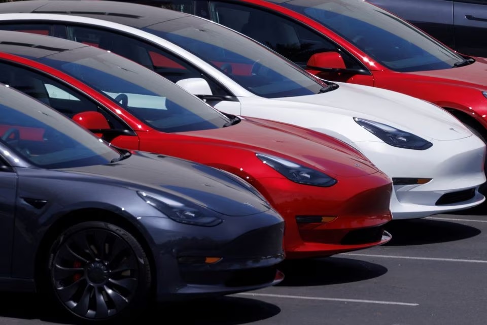 Kendaraan Tesla ditampilkan di pusat penjualan dan servis di Vista, California, AS, 3 Juni 2022. Foto: Reuters/Mike Blake.