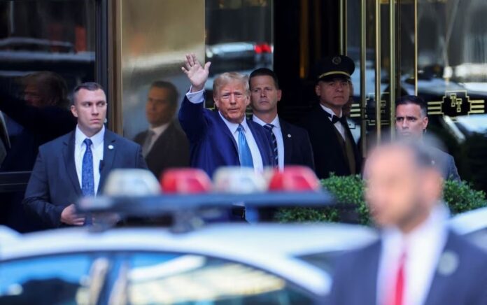 Mantan Presiden AS Donald Trump berangkat dari Trump Tower untuk memberikan deposisi kepada Jaksa Agung New York Letitia James yang menggugat Trump dan Trump Organization-nya, di New York City, AS, 13 April 2023. Foto: Reuters/Mike Segar.