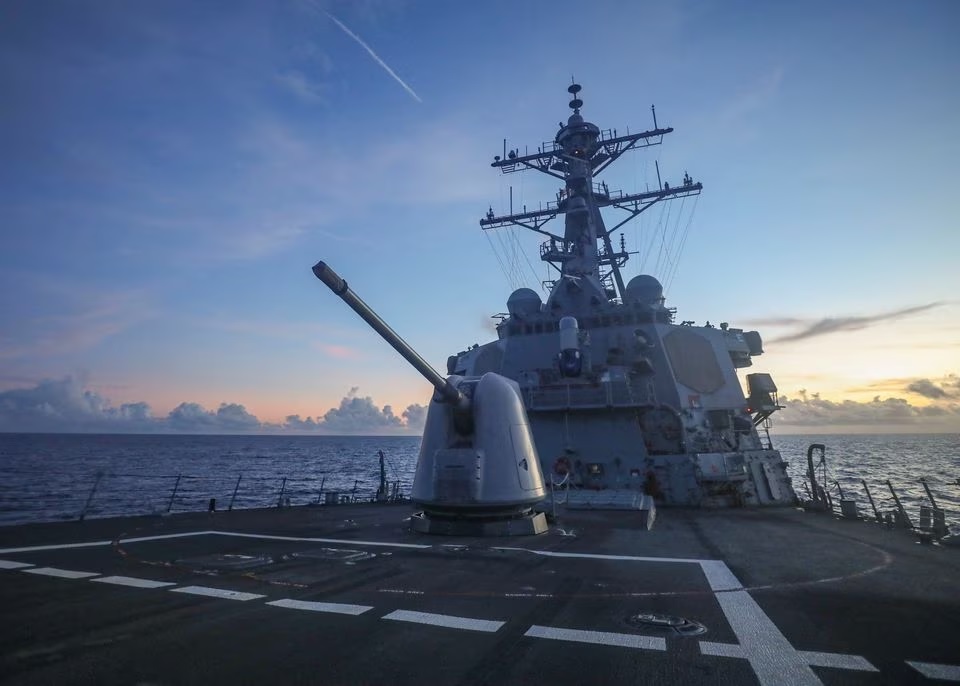 Kapal perusak berpeluru kendali kelas Arleigh Burke USS Benfold (DDG 65), dikerahkan ke area operasi Armada ke-7 A.S., sedang melakukan operasi di Laut Cina Selatan, dalam gambar selebaran yang dirilis pada 13 Juli 2022. Foto: A.S. Angkatan Laut/Reuters.