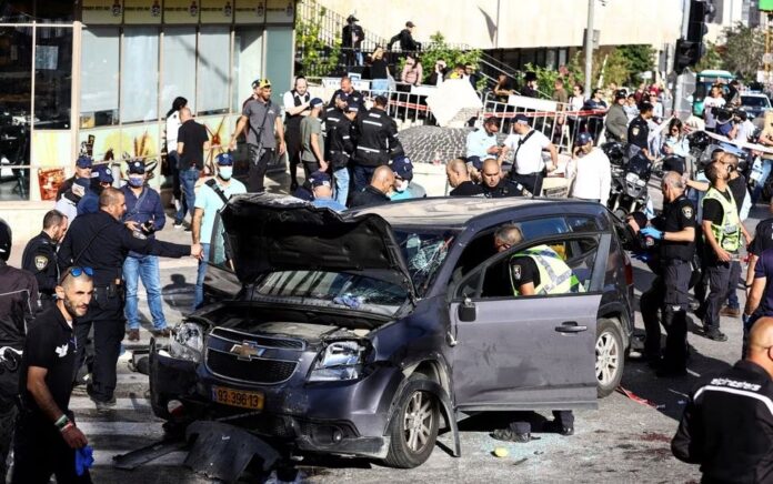 Pasukan keamanan dan petugas penyelamat Israel bekerja di lokasi setelah insiden di pasar utama Yerusalem, 24 April 2023. Foto: Reuters/Ronen Zvulun.