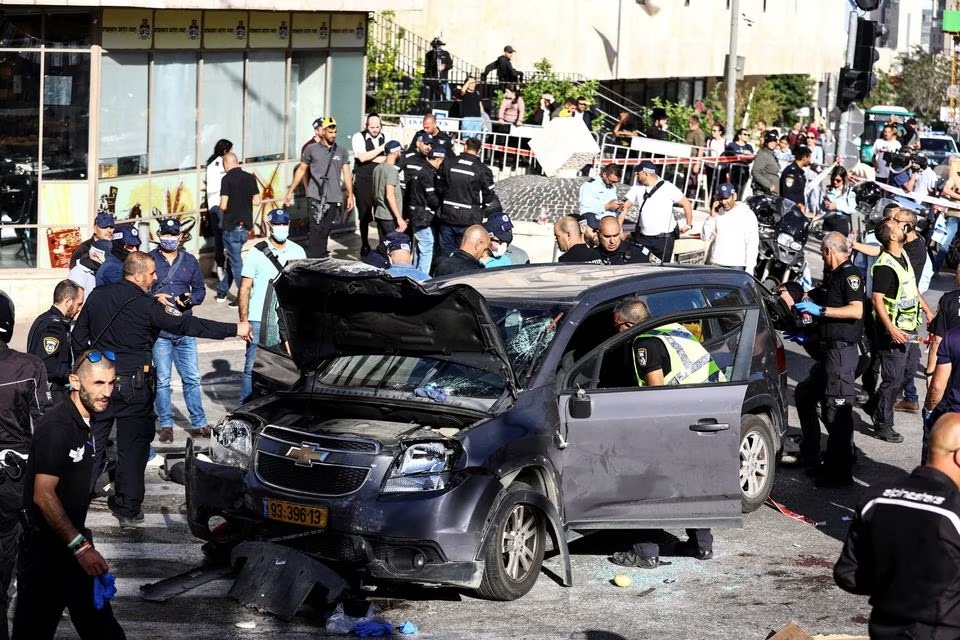 Pasukan keamanan dan petugas penyelamat Israel bekerja di lokasi setelah insiden di pasar utama Yerusalem, 24 April 2023. Foto: Reuters/Ronen Zvulun.