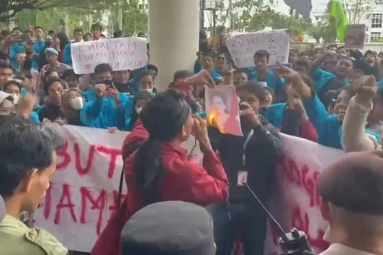 Pembakaran foto Jokowi dan Puan Maharani terjadi pada saat demonstrasi mahasiswa di Gedung DPRD Kalimantan Barat pada tanggal 31 Maret 2023.