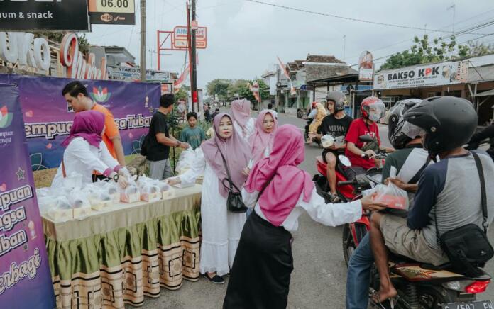 Perempuan Bangsa Tuban Berbagi Takjil untuk Masyarakat