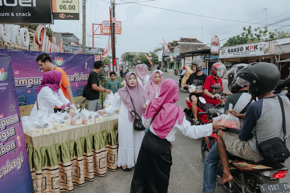 Perempuan Bangsa Tuban Berbagi Takjil untuk Masyarakat