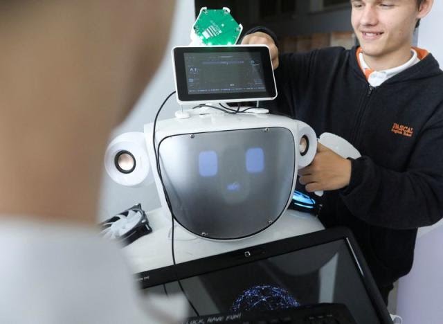 Siswa Sekolah di Siprus Kembangkan Robot yang Ditenagai ChatGPT