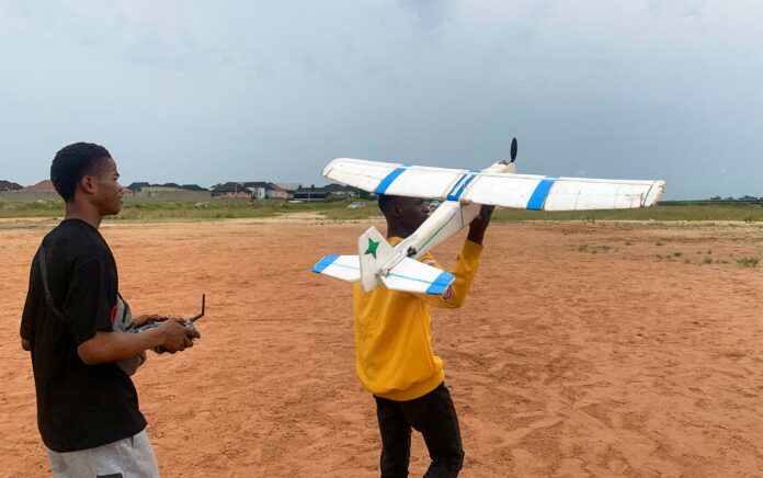 Bermimpi Setinggi Langit, Pria Nigeria Membuat Pesawat Terbang dari Sampah