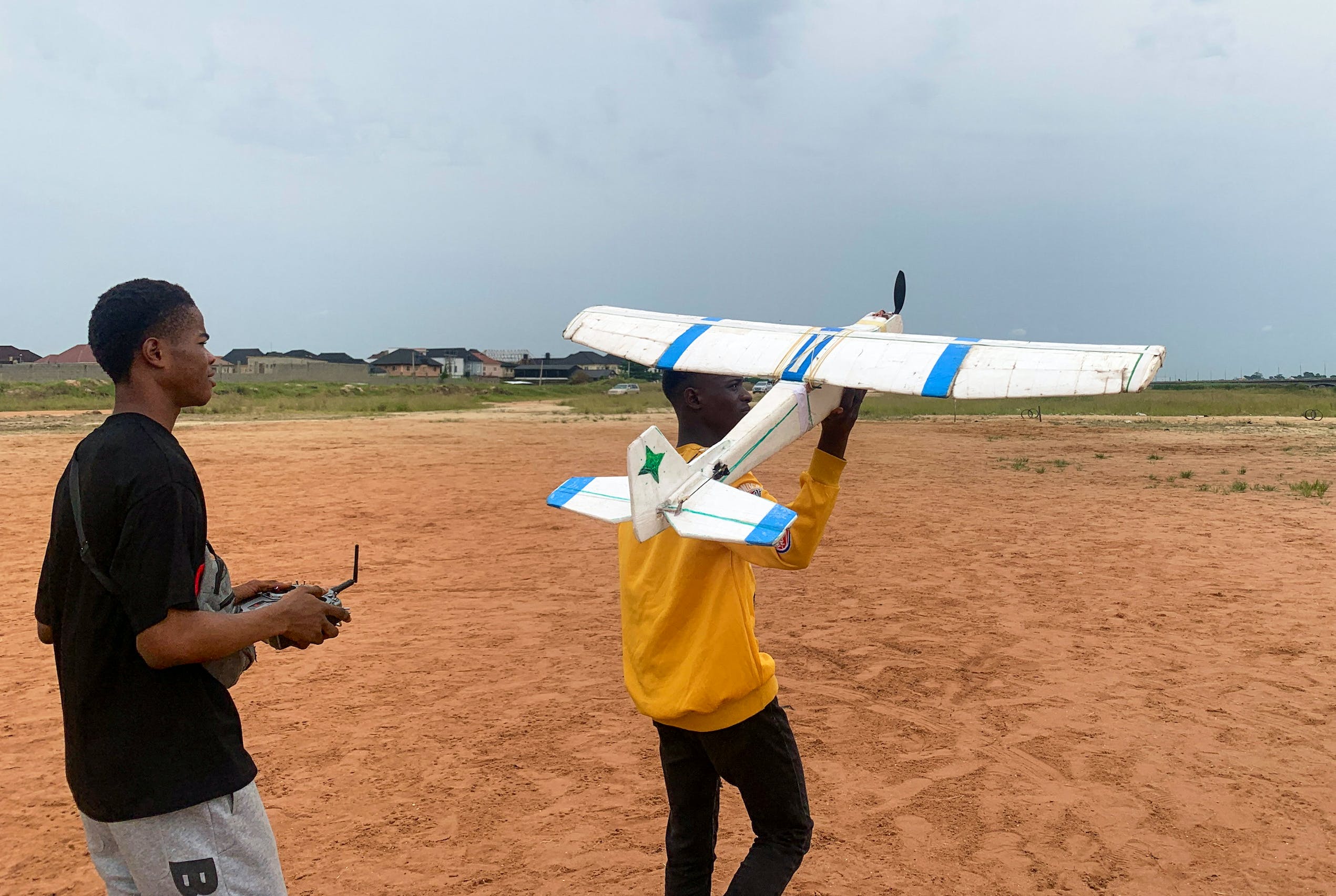 Bermimpi Setinggi Langit, Pria Nigeria Membuat Pesawat Terbang dari Sampah