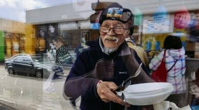 Pria Lansia Asal Jepang Membuka Kafe Gratis di Kharkiv Ukraina