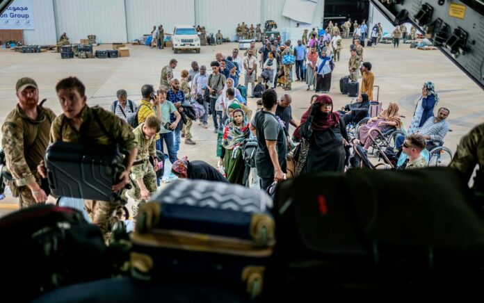 Inggris Evakuasi Hampir 1.900 Orang dari Sudan dengan Jalur Udara