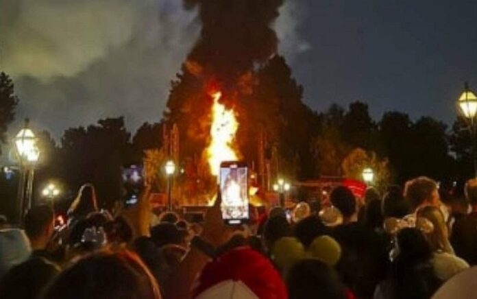 Naga Disneyland California Terbakar, Tidak Ada Korban Dilaporkan