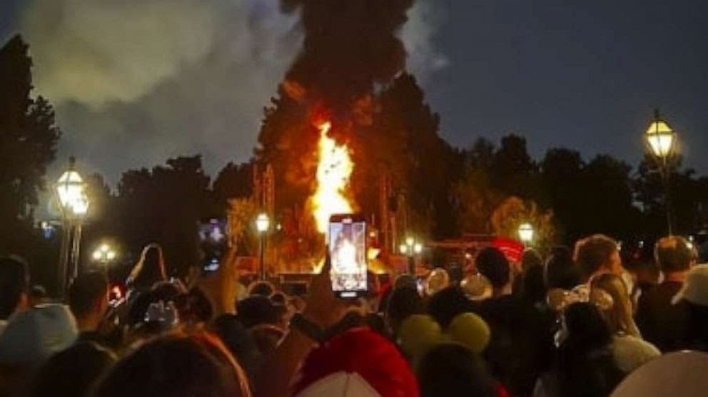 Naga Disneyland California Terbakar, Tidak Ada Korban Dilaporkan