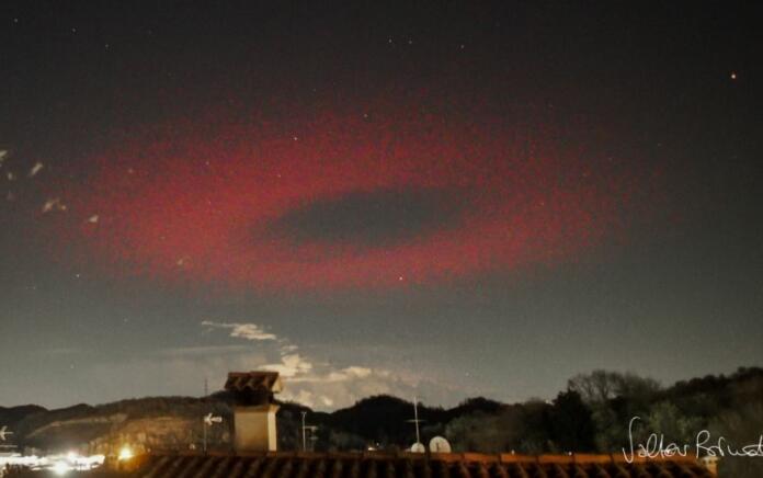 Misterius! Cincin Cahaya Merah Mirip Pesawat UFO Raksasa Muncul di Atas Italia