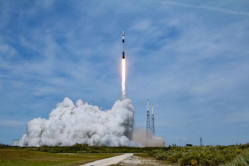 SpaceX Kembali Luncurkan 21 Satelit Internet Starlink Generasi Kedua ke Luar Angkasa