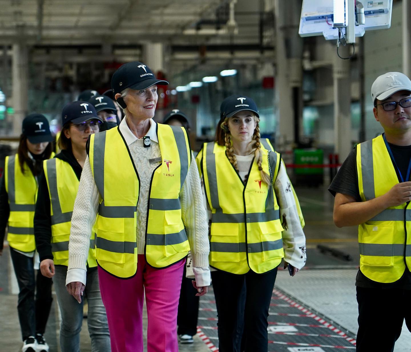 Ibu Elon Musk Kunjungi Gigafactory Tesla di Shanghai